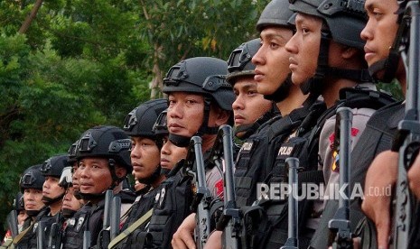 Anggota Brimob Polda Jateng berbaris pada apel kesiapan pengamanan pemungutan suara Pilgub Jateng, di Semarang, Jawa Tengah, Senin (25/6). 