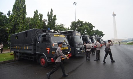 Anggota Brimob Polda Jawa Barat yang diperbantukan untuk pengamanan Pilkada DKI Jakarta bersiaga di kawasan Monas, Jakarta, Selasa (18/4). 