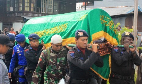 Members of the Police Mobile Brigade and TNI personnels took the body of the deceased Brigadier Firman to be buried in Timika, Mimika, Papua, Wednesday (15/11). Brigadier Firman was a member of the Integrated Operations Task Force who died while pursuing members of an armed criminal group around Mile 69, Tembagapura district also at the same day.