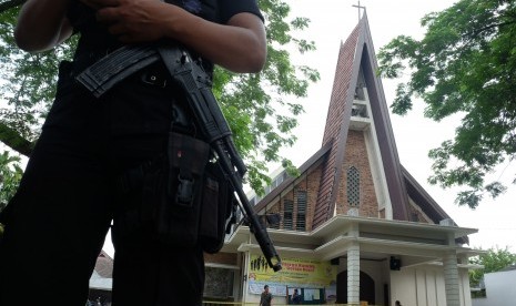 Anggota Brimob Polri melakukan penjagaan di halaman Gereja Katolik Stasi Santo Yosep pascaperistiwa teror bom di gereja tersebut di Medan, Sumatra Utara, Minggu (28/8). 