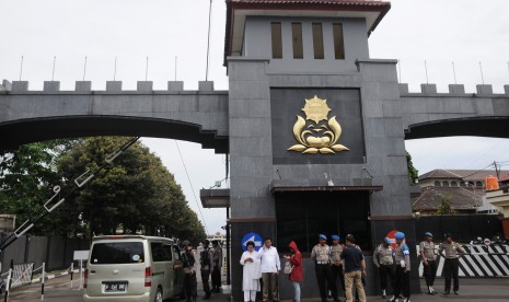 Anggota Brimob Polri memperketat pengamanan pascapenangkapan sejumlah tokoh dalam kasus dugaan makar di Mako Brimob Kelapa Dua, Depok, Jawa Barat, Jumat (2/12). 