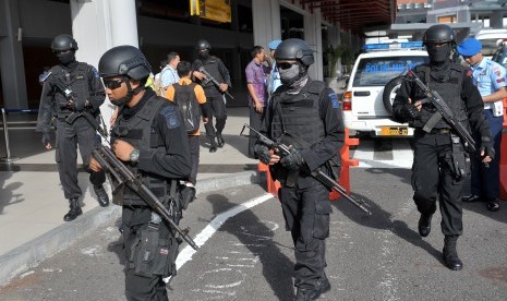 Anggota Brimobda Bali bersiap menuju pos tugas saat mulai dibukanya posko terpadu Idul Fitri 1437 H di Bandara Ngurah Rai, Denpasar, Jumat (24/6). 