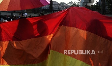 Anggota dalam Komunitas Lesbian, Gay, Biseksual, Transgender, dan Interseks (LGBTI) menggelar aksi di Bundaran HI, Jakarta, Ahad (17/5). Aksi ini dilakukan untuk memperingati Internasional Day Against Homophobia dan Transphobia.