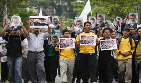 Anggota dan pendukung partai oposisi Malaysia dan LSM mengecam aksi kudeta Mesir di Kuala Lumpur, Selasa (9/7).