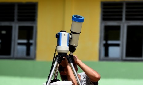 Anggota dari komunitas Langit Selatan mencoba peralatan untuk mengamati gerhana matahari total yang akan terjadi pada Rabu (9/3) di Maba, Halmahera Timur, Maluku Utara, Selasa (8/3).