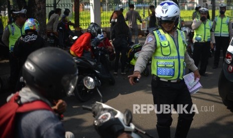  Anggota dari Polres Metro Jakarta Selatan memberhentikan pengendara motor saat menggelar Operasi Patuh Jaya.