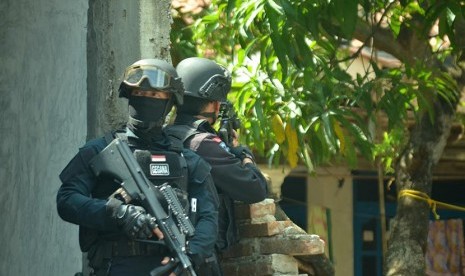 Anggota Densus 88 Antiteror Polda Jabar melakukan penggerebekan terduga ISIS di Desa Orimalang, Kecamatan Jamblang, Cirebon, Jawa Barat, Jumat (15/1). (Antara/Solihin)