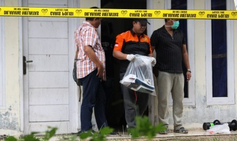 Anggota Densus 88 Mabes Polri mengumpulkan sejumlah barang bukti saat melakukan penggeledahan rumah terduga anggota jaringan teroris di kawasan Sumber Jaya, Tambun Selatan, Kabupaten Bekasi, Jawa Barat, Jumat (18/11). 