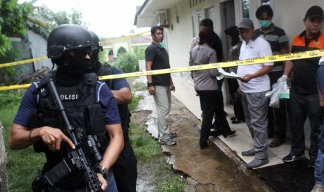 Anggota Densus 88 Mabes Polri mengumpulkan sejumlah barang bukti seusai melakukan penggeledahan rumah terduga anggota jaringan teroris di kawasan Sumber Jaya, Tambun Selatan, Kabupaten Bekasi, Jawa Barat, Jumat (18/11). 