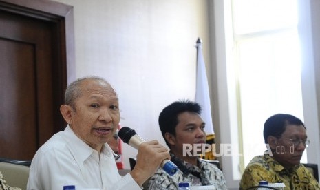 Anggota Dewan Energi Nasional (DEN) Tumirat (kiri) berbicara kepada media usai menggelar sidang ke-20 di kantor kementerian Esdm, Jakarta, senin (23\11).