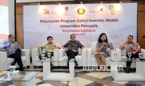 Anggota Dewan Komisioner Bidang Edukasi dan Perlindungan Konsumen Otoritas Jasa Keuangan (OJK) Kusumaningtuti S Soetiono (kedua kanan), bersama Direktur Pengembangan PT Bursa Efek Indonesia, Nicky Hogan (kanan) menjadi pembicara saat peluncuran Program pil