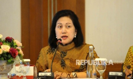 Anggota Dewan Komisioner Bidang Edukasi dan Perlindungan Konsumen Otoritas Jasa Keuangan (OJK), Kusumaningtuti Soetiono memberikan keterangan kepada wartawan mengenai upaya OJK melindungi konsumen dan masyarakat dari kegiatan investasi ilegal di Gedung ban