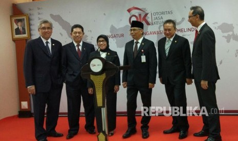 Anggota Dewan Komisioner OJK melakukan konferensi pers mengenai perkembangan industri jasa keuangan terkini di Kantor Pusat OJK, Jakarta, Jumat (10/11). 