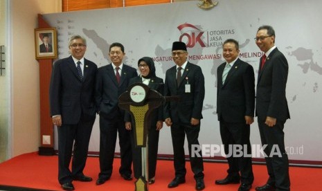 Anggota Dewan Komisioner OJK melakukan konferensi pers mengenai perkembangan industri jasa keuangan terkini di Kantor Pusat OJK, Jakarta, Jumat (10/11). 