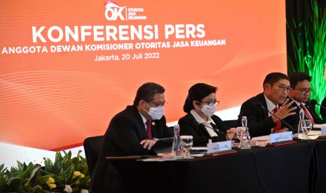 Anggota Dewan Komisioner OJK periode 2022-2027 sekaligus Kepala Eksekutif Pengawas Pasar Modal Inarno Djajadi (kedua kanan) menyampaikan keterangan kepada wartawan secara virtual di Jakarta, Rabu (20/7/2022). Dewan Komisioner OJK periode 2022-2027 tersebut menjanjikan OJK dapat lebih proaktif dan kolaboratif pada upaya terciptanya stabilitas, pertumbuhan dan penguatan industri jasa keuangan yang memberikan manfaat bagi perekonomian nasional dan masyarakat.