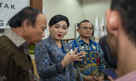 Anggota Dewan Komisioner Otoritas Jasa Keuangan (OJK) Bidang Edukasi dan Perlindungan Konsumen Friderica Widiasari Dewi (tengah) bersama Sekretaris Daerah Sulawesi Tengah Rudy Dewanto (kanan) dan Anggota Komisi XI DPR Muhidin Moch Said (kiri) memberikan keterangan pers usai pengukuhan serentak Tim Percepatan Akses Keuangan Daerah (TPAKD) Sulawesi Tengah di Palu, Sulawesi Tengah, Kamis (22/9/2022). OJK mencatat, sepanjang 2022, terdapat sebanyak 14.764 aduan konsumen terkait industri jasa keuangan. 