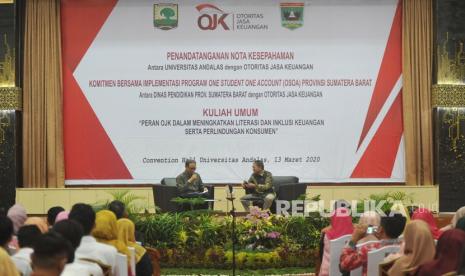 Anggota Dewan Komisioner Otoritas Jasa Keuangan (OJK), Tirta Segara (kiri) didampingi Wakil Rektor IV Universitas Andalas (Unand) Hefrizal Handra (kanan), menyampaikan kuliah umum di kampus Unand Padang, Sumatera Barat, Jumat (13/3/2020).(Antara/Iggoy el Fitra)