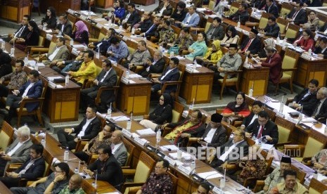  Anggota Dewan mengikuti Rapat paripurna di kompleks parlemen, Jakarta, Kamis (20/7). 