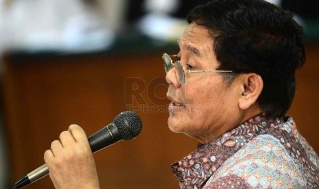 Anggota Dewan Pembina Partai Demokrat Ahmad Mubarok menjadi saksi dengan terdakwa Anas Urbaningrum di Pengadilan Tipikor, Jakarta, Senin (14/7). (Republika/Agung Supriyanto).