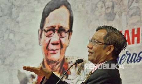 Anggota Dewan Pengarah Badan Pembinaan Ideologi Pancasila (BPIP) Mahfud MD berbicara dalam Kuliah Umum Kebangsaan bertema Generasi Z-Alpha, Generasi Pancasila, di Universitas Katolik Soegijapranata, Semarang, Jawa Tengah, Senin (8/10).