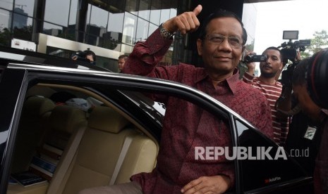 Anggota Dewan Pengarah Badan Pembinaan Ideologi Pancasila (BPIP) Mahfud MD (tengah) menyapa wartawan seusai menyambangi Gedung Komisi Pemberantasan Korupsi (KPK), di Jakarta, Rabu (7/11/2018).