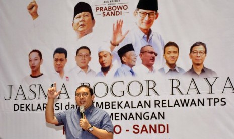 Anggota Dewan Pengarah Badan Pemenangan Nasional (BPN) Prabowo-Sandi, Fadli Zon memberikan pengarahan saat Deklarasi dan Pembekalan Relawan Tempat Pemungutan Suara (TPS) untuk Pemenangan Prabowo-Sandi di GOR Pajajaran, Kota Bogor, Jawa Barat, Sabtu (23/3/2019).