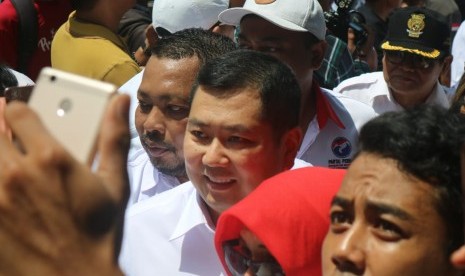 Anggota Dewan Pengarah Tim Kampanye Nasional (TKN) Joko Widodo-Ma'ruf Amin, Hary Tanoesodibjo saat  menghadiri kampanye terbuka calon presiden nomor urut 01 Joko Widodo di Taman Blambangan, Banyuwangi, Jawa Timur, Senin (25/3).