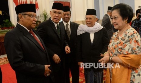 Anggota Dewan Pengarah Unit Kerja Presiden bidang Pembinaan Ideologi Pancasila (UKP-PIP) Said Aqil Siradj, Jenderal TNI (Purn) Try Sutrisno, Mahfud MD, Ma'ruf Amin, dan Megawati Soekarnoputri berbincang usai pelantikan UKP-PIP di Istana Negara, Jakarta, Rabu (7/6)