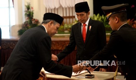 Anggota Dewan Pengawas Badan Pengelola Keuangan Haji (BPKH) Anggito Abimanyu menandatangi berita acara pelantikan Dewan Pengawas dan Badan Pelaksana BPKH oleh Presiden Joko Widodo di Istana Negara, Jakarta, Rabu (26/7).