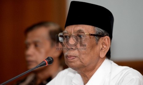 Anggota Dewan Pertimbangan Presiden (Wantimpres) Bidang Kesejahteraan Rakyat KH Hasyim Muzadi memberikan konferensi pers di Kantor PP Muhammadiyah, Jakarta, Kamis (12/11).