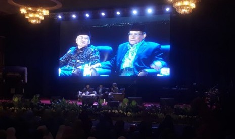 Anggota Dewan Pertimbangan Presiden (Watimpres), Arifin Panigoro, Ketua PBNU, Said Aqil Siraj dan perwakilan Muhammadiyah menghadiri puncak acara milad Masjid Pusdai Jabar dengan tema Ngaji untuk Bangsa, Selasa (8/1). 