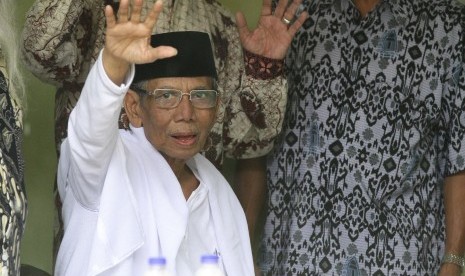 Anggota Dewan Pertimbangan Presiden (Watimpres) KH Hasyim Muzadi melambaikan tangan kepada wartawan di Rumah Sakit Lavalette, Malang, Jawa Timur beberapa waktu lalu. (ilustrasi)