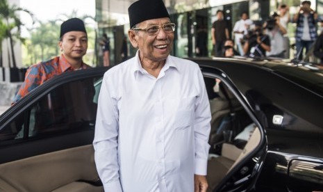 Anggota Dewan Pertimbangan Presiden (Watimpres) KH. Hasyim Muzadi tiba di gedung KPK, Jakarta, Senin (18/1).