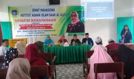 Anggota Dewan Perwakilan Daerah (DPD) RI Darmayanti Lubis menjadi pembicara dalam acara diskusi kebangsaan dengan tema peran mahassiwa dalam perkembangan politik di Indonesia yang digelar oleh senat mahasiswa Institut Agama Islam Darul Ulum (IAIDU) Asahan, Kamis (6/9).