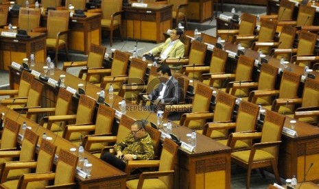 Anggota Dewan Perwakilan Rakyat (DPR) Republik Indonesia mengikuti rapat paripurna untuk membahas nota keuangan pemerintah di Gedung Nusantara II, Kompleks Parlemen Senayan, Jakarta, Selasa (26/5).