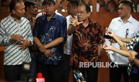  Anggota Dewan Perwakilan Rakyat (DPR RI) Komisi III Akbar Faisal (kedua kanan) didampingi Direktur Tindak Pidana Siber Bareskrim Polri Brigjen Pol Fadil Imran (kanan) bersama Tersangka Fajar Agustanto (kedua kiri) memberikan keterangan kepada media seat konferensi pers terkait pelaku berita fitnah (hoax) di Bareskrim Polri, Jakarta, Senin (30/10).