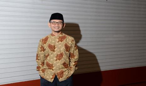 Anggota Dewan Syariah Nasional Majelis Ulama Indonesia Oni Sahroni saat sesi foto di Republika.