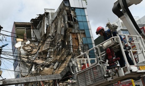 Anggota Dinas Penanggulangan Kebakaran dan Penyelamatan Provinsi DKI Jakarta bersiap melakukan evakuasi terhadap bangunan yang ambruk di Jalan Brigjen Katamso, Kota Bambu Selatan, Palmerah, Jakarta Barat, Senin (6/1/2020).