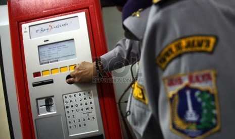   Anggota Dishub DKI Jakarta mencoba alat parkir meter (elektronik parkir) di Jakarta,Senin(1/7).   (Republika/ Yasin Habibi)