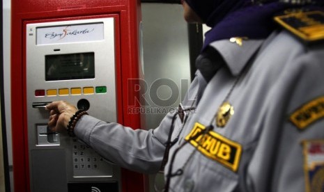   Anggota Dishub DKI Jakarta mencoba alat parkir meter (elektronik parkir) di Jakarta,Senin(1/7).   (Republika/ Yasin Habibi)