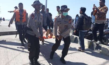 Anggota Dit Samapta Polda NTB melaksanakan evakuasi korban gempa bumi yg ditemukan tertimpa reruntuhan bangunan di Dusun papak, Desa Genggelang, Kecamatan Gangga, Kabupaten Lotara, Senin (6/8).