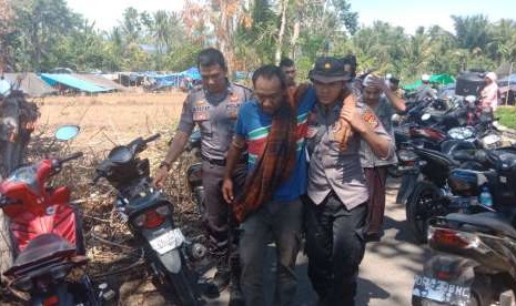 Anggota Dit Samapta Polda NTB melaksanakan evakuasi korban gempa bumi yg ditemukan tertimpa reruntuhan bangunan di Dusun papak, Desa Genggelang, Kecamatan Gangga, Kabupaten Lotara, Senin (6/8).