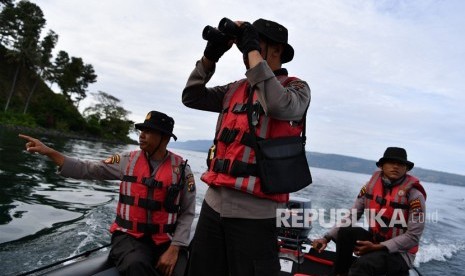 North Sumatra police officers search the victims of sunken ship MV Sinar Bangun in Lake Toba, North Sumatra, Wednesday (June 27).