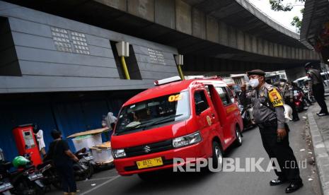 Anggota DiSosialisasi protokol kesehatan di Pasar Pagi Asemka, Jakarta Barat, Rabu (27/5). Sosialisasi protokol kesehatan di sektor niaga tersebut untuk menuju tatanan normal baru sehingga masyarakat dapat dan terbiasa menjalankan protokol yang telah ditetapkan pemerintah. 