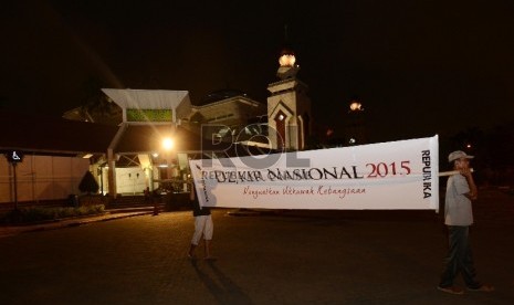  Anggota DKM Masjid At-Tin melakukan persiapan untuk Dzikir Nasional yang diadakan oleh Harian Umum REPUBLIKA di Masjid At-Tin, Jakarta Timur, Kamis (30/12).