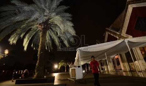 Anggota DKM Masjid At-Tin melakukan persiapan untuk Dzikir Nasional yang diadakan oleh Harian Umum REPUBLIKA di Masjid At-Tin, Jakarta Timur, Kamis (30/12).