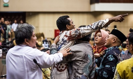 Anggota DPD asal Maluku Utara Basri Samarra menunjuk kepada Pimpinan DPD saat melakukan interupsi pada sidang Paripurna di Gedung Parlemen Senayan, Jakarta, Senin (11/4). (Antara/M Agung Rajasa)