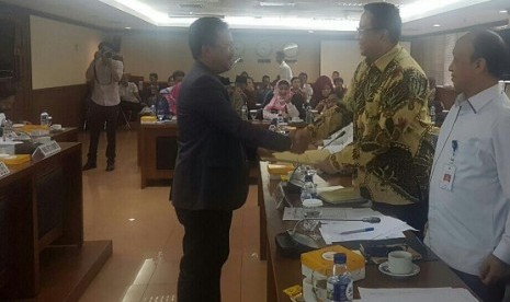 Anggota DPD RI AM Iqbal Parewangi menyerahkan usulan kenaikan gaji guru mengaji dan iman desa kepada Mendes PDTT Eko Putro Sandjojo