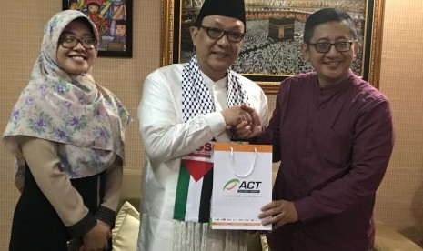 Anggota DPD RI dari Provinsi DKI Jakarta, Dailami Firdaus Bertemu Senior Vice President of Group of Philanthropyand Communication ACT N. Imam Akbari dan Vice President Philanyhropy Networking Departement ACT Rini Maryani pada Jumat (2/2).