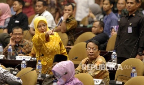  Anggota DPD RI dari Riau, Intsiawati Ayus bereaksi pada sidang Paripurna DPD RI di Kompleks Parlemen, Senayan, Senin (3/4). 